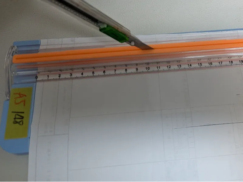 ダイソーのペーパーカッター用のカッターガイド