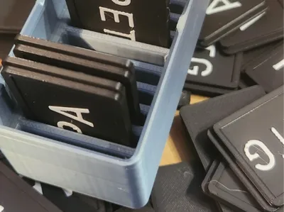Gridfinity container for swappable filament label