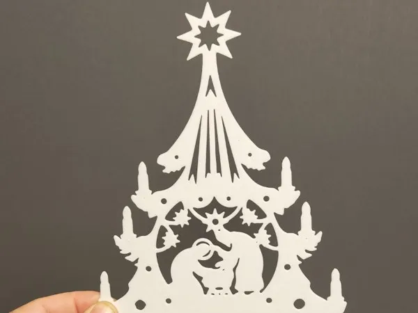 Sapin de Noël avec crèche de la Nativité