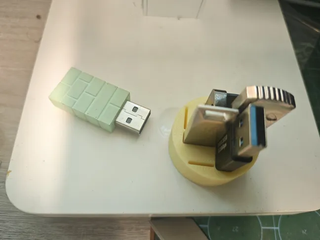 Boîte de rangement pour clés USB et cartes mémoire