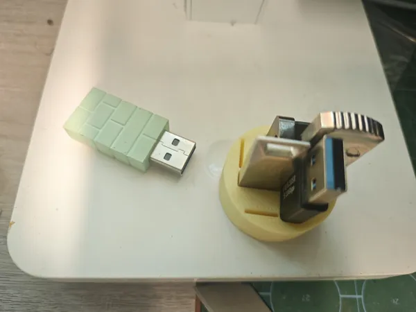 Boîte de rangement pour clés USB et cartes mémoire