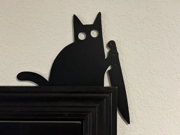 Décor de coin de porte chat et couteau