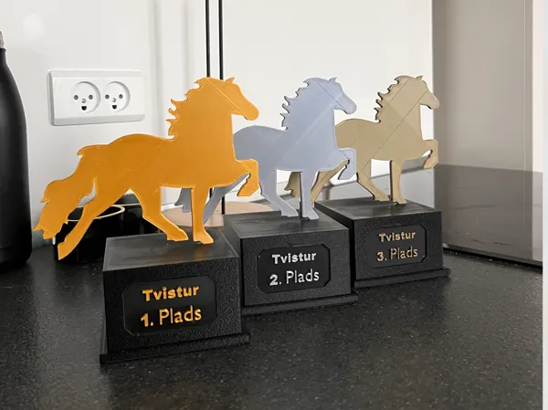 Trophée carré avec plaque nominative