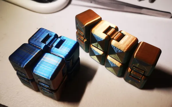 Cube infini à charnières inclinées