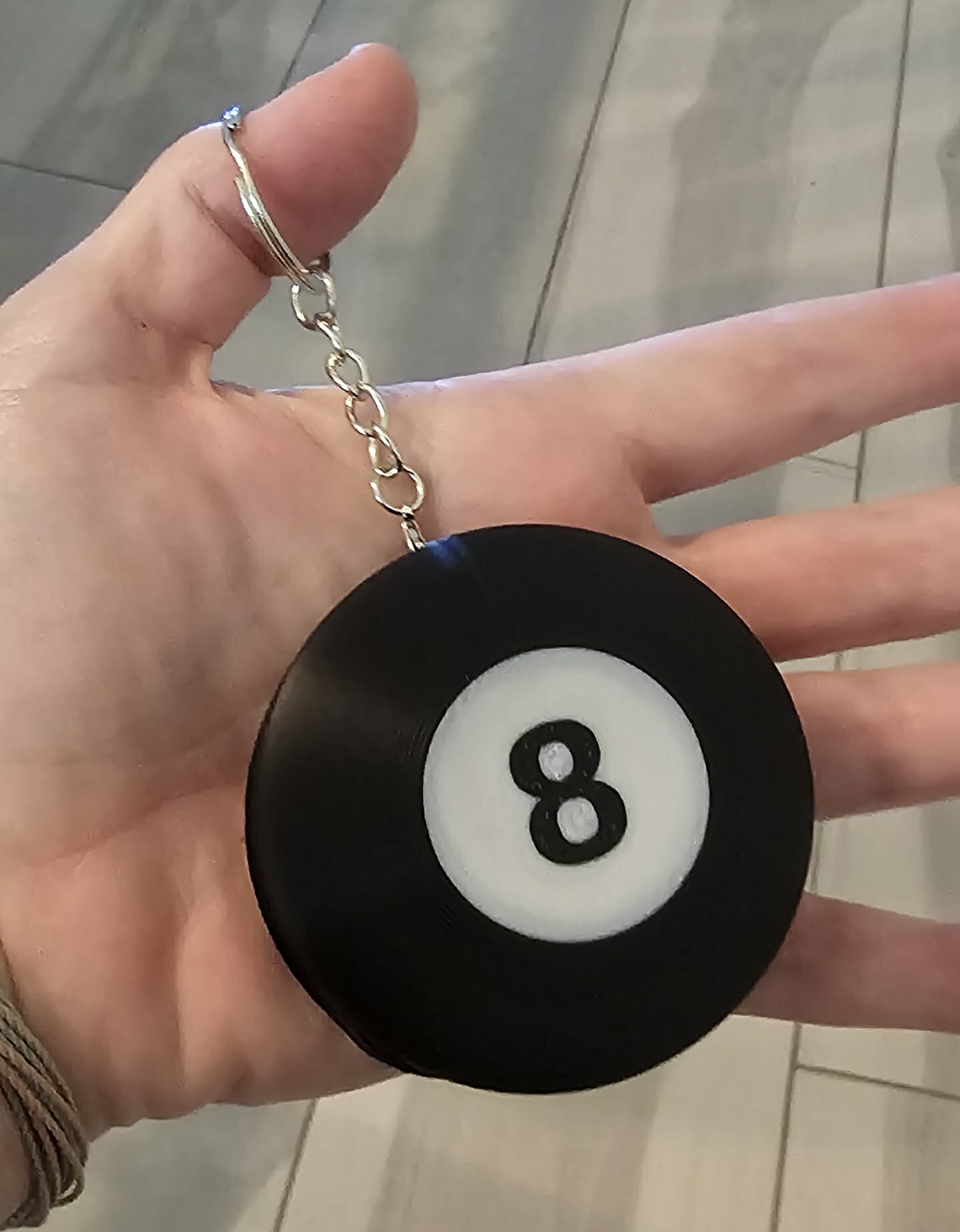 Accesorio para sujetar ligas de cabello: 8-Ball Hair Tie Holder — vista de referencia 3