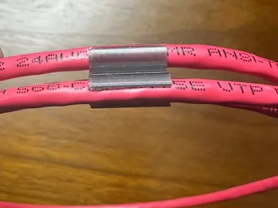 triple cable clamp