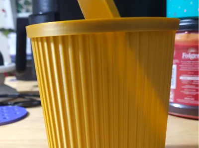 Mini desktop trash can with working lid 
