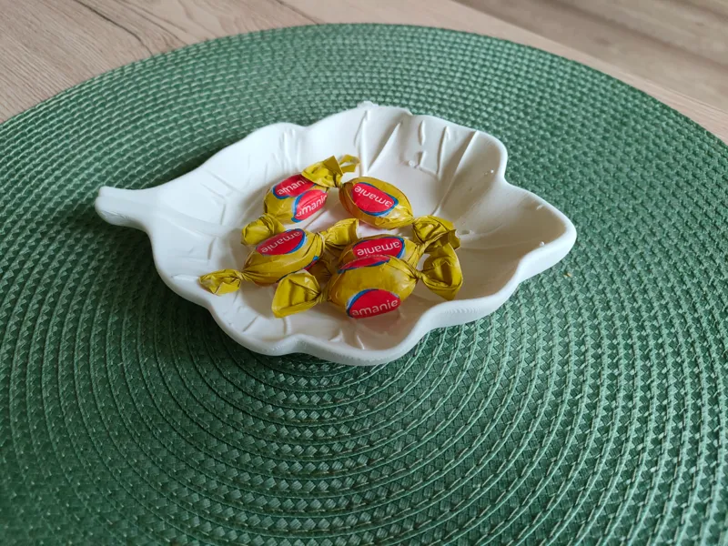 Leaf shaped plate for sweets