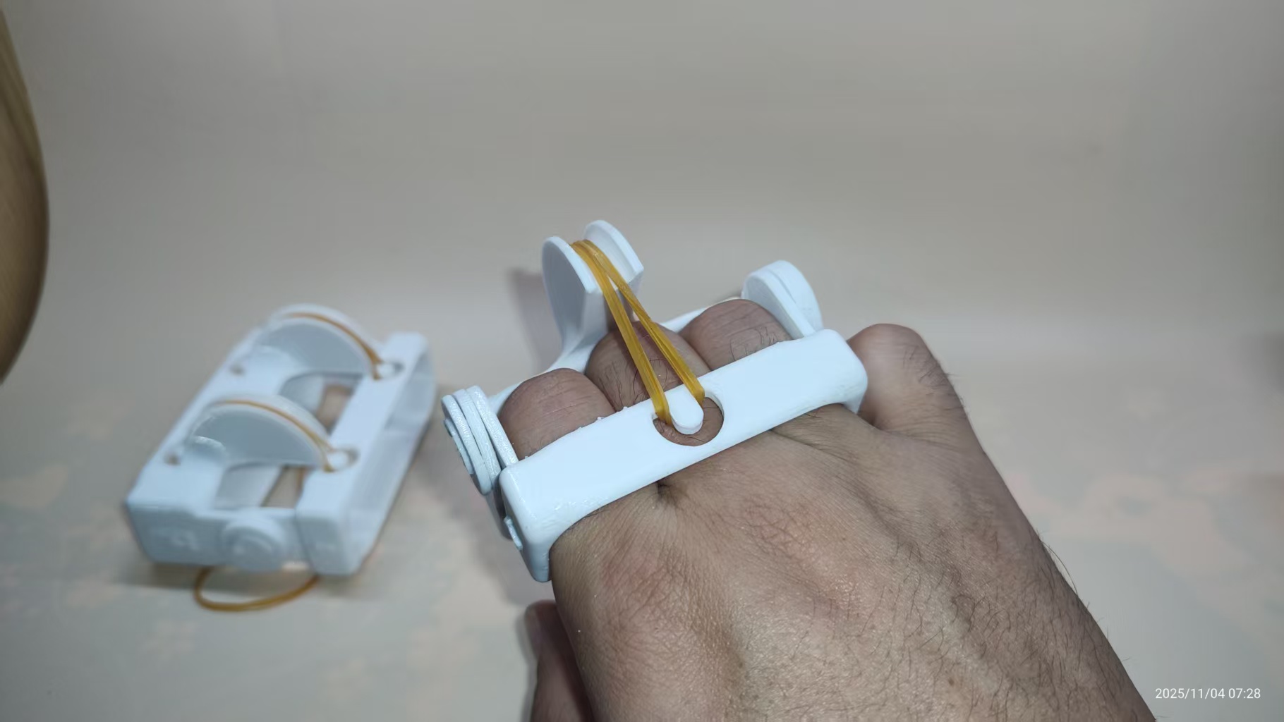 Miniatura 3 do modelo 3D 手指康复器，手指力量训练器（一体打印）