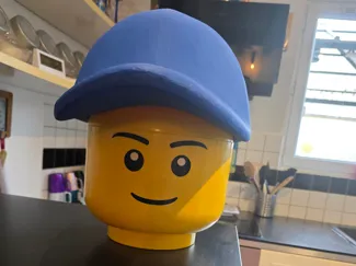 Casquette pour boite tete de rangement brique