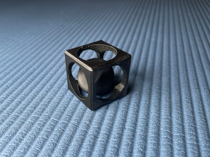 Kugel in Würfel Fidget