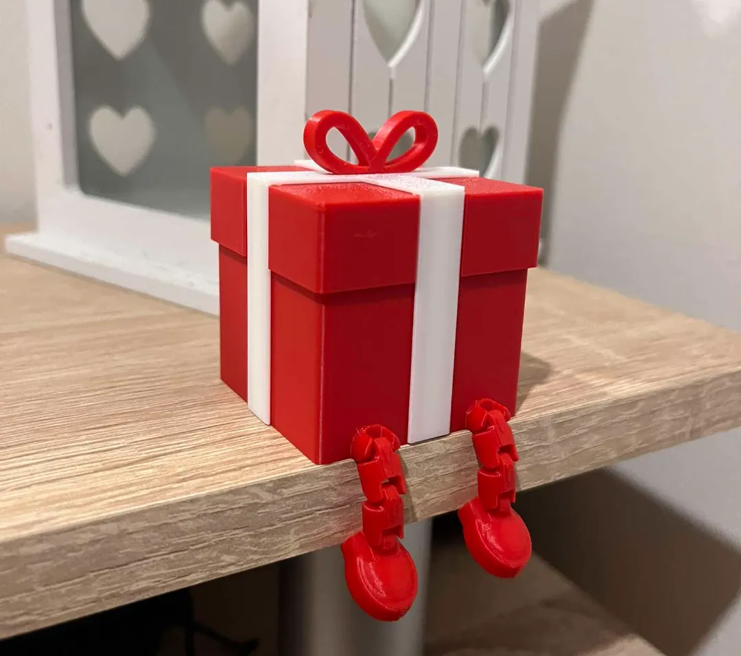 Christmas gift with legs (no ams) by Loomio MakerWorld: Download Free 3D Models - 3D model önizlemesi