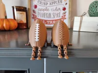 Bonhomme football assis sur étagère — photo 1