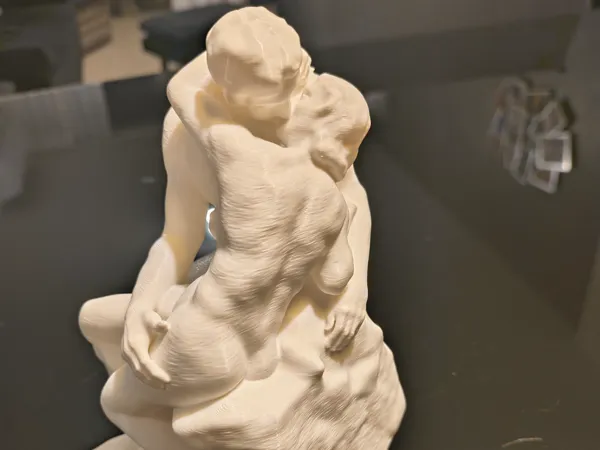 Le Baiser — sculpture d'après Rodin