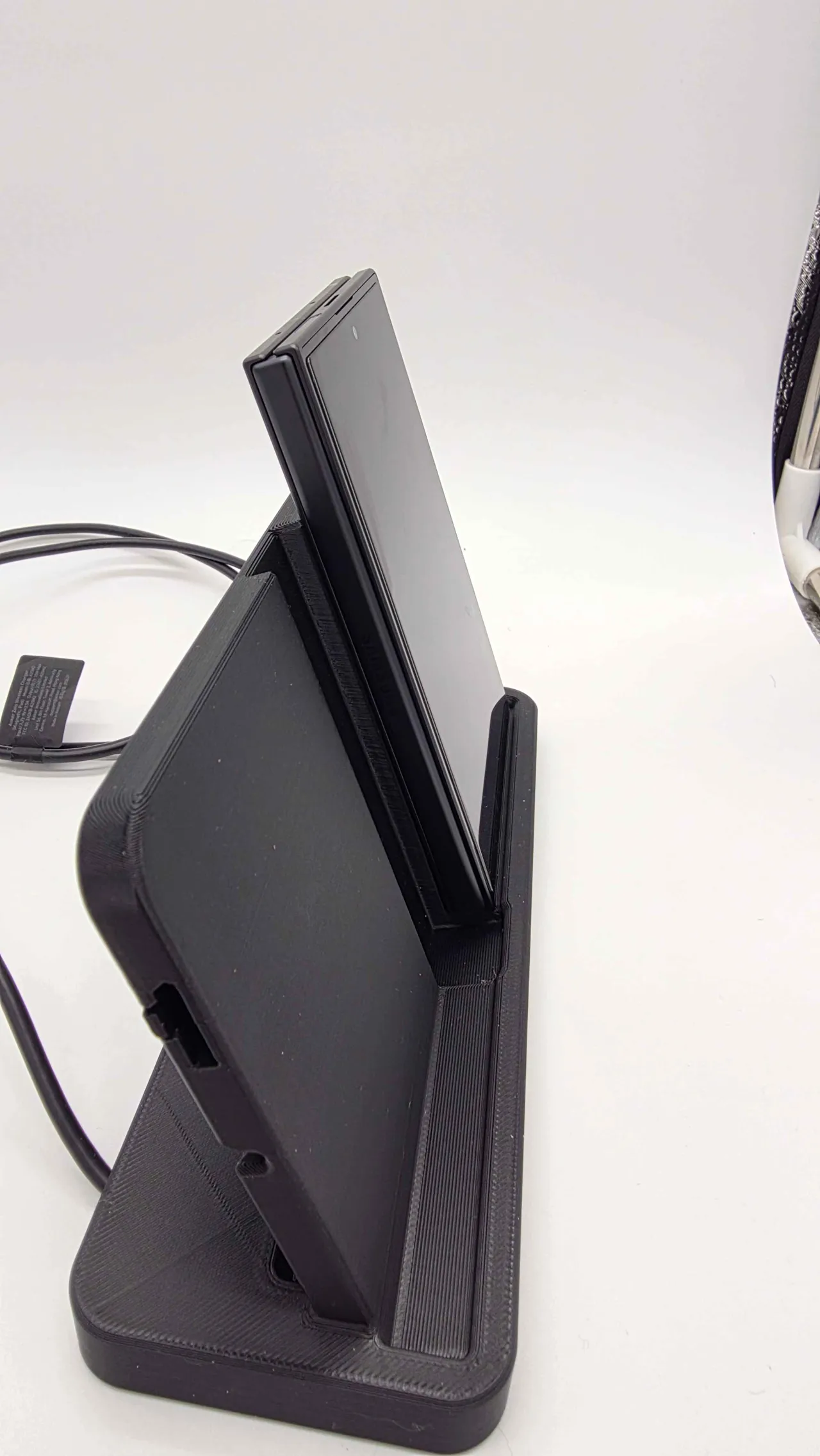Samsung Galaxy Z Fold 8 Wireless Charging Dock view 3