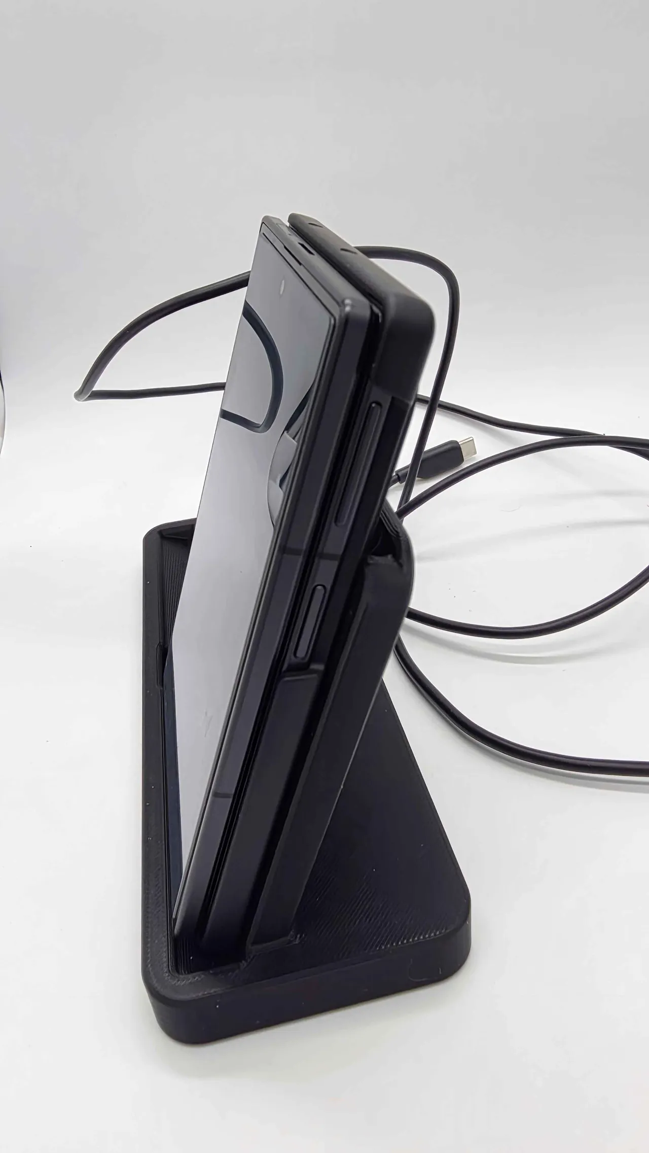 Samsung Galaxy Z Fold 8 Wireless Charging Dock view 4
