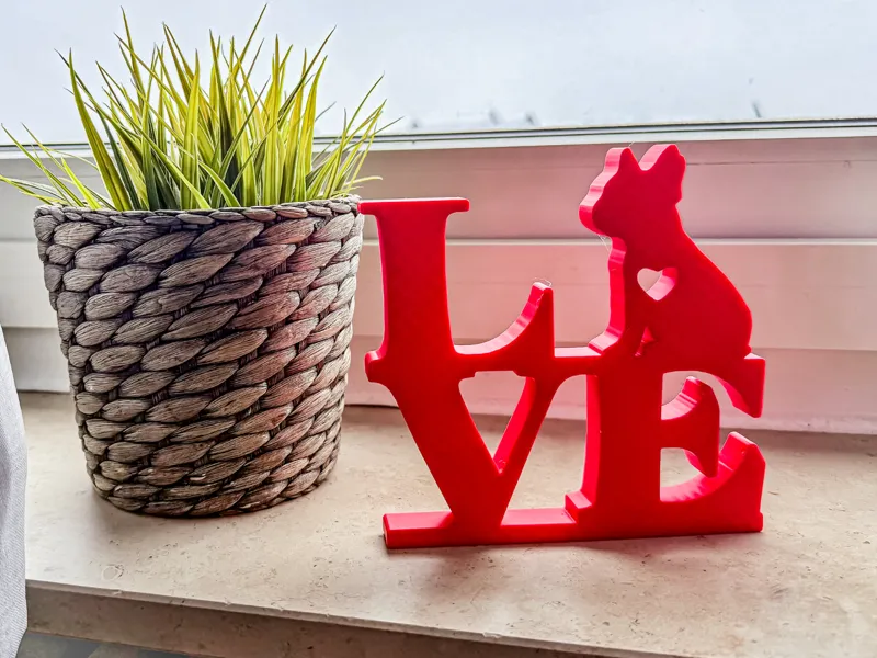 LOVE Schriftzug mit Hund