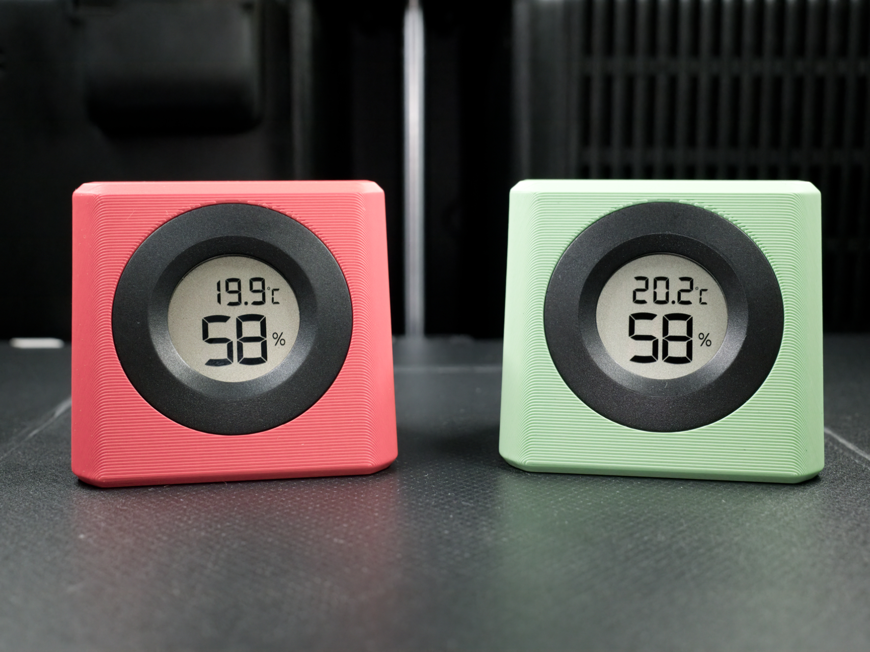 HygroStand – Minimal Desk Hygrometer