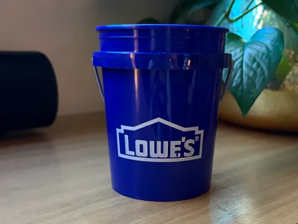 Seau Lowes
