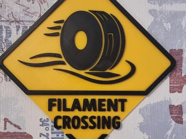 FILAMENT CROSSING – Warnschild für den Makerspace
