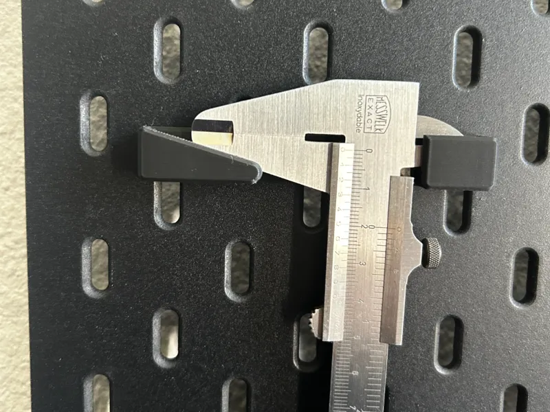 Minimalist caliper holder for Skadis