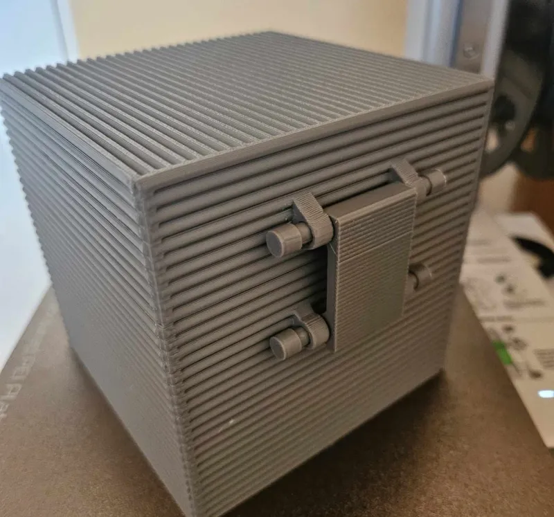 Chest / Case with hinges and lock || No support