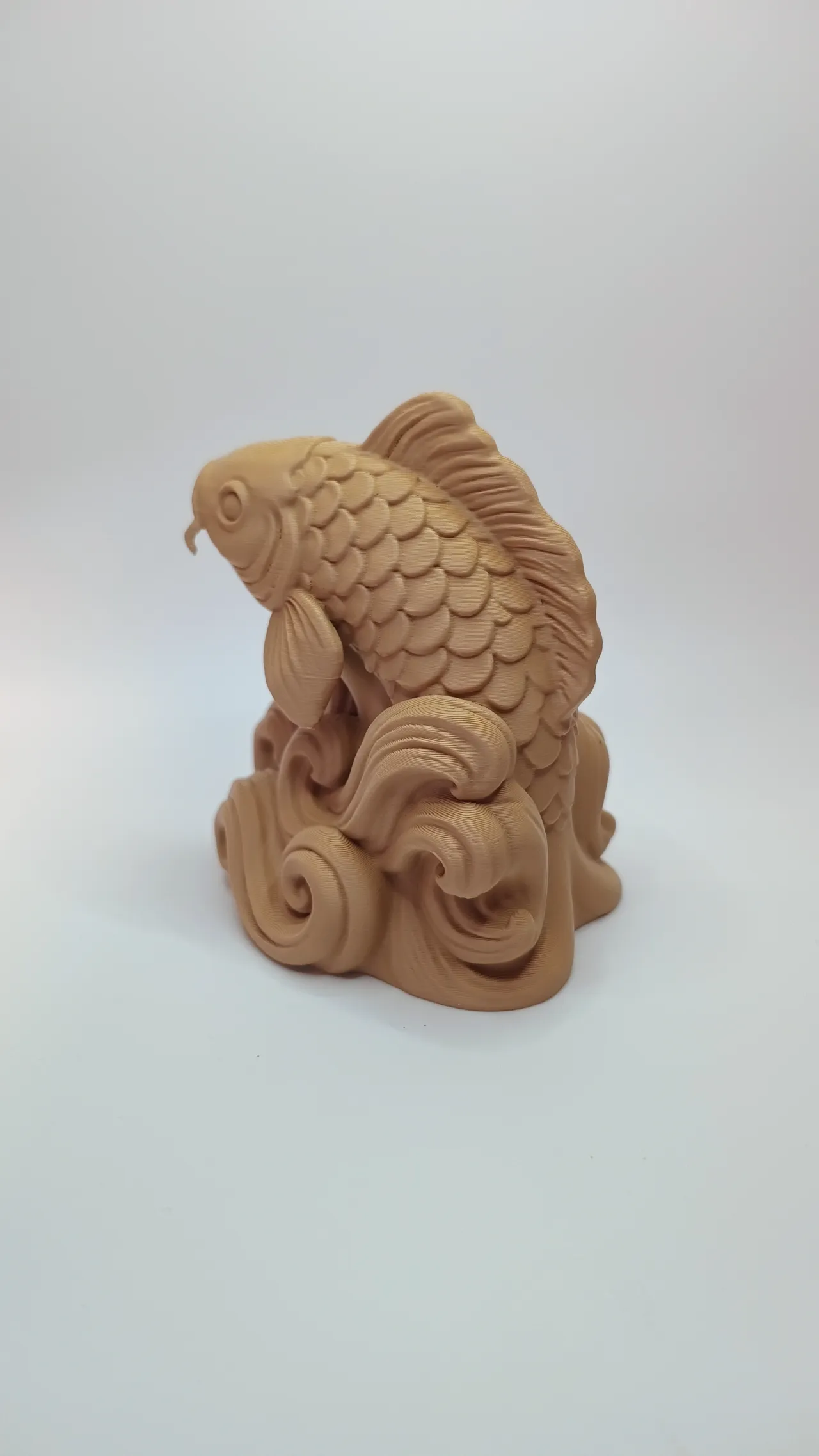 Springender Koi ueber kraftvollen Meereswellen view 4