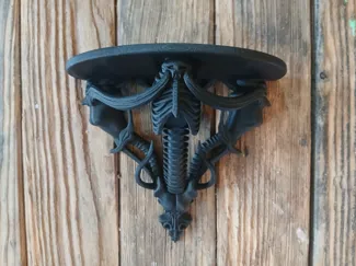 Regal Giger Konsole