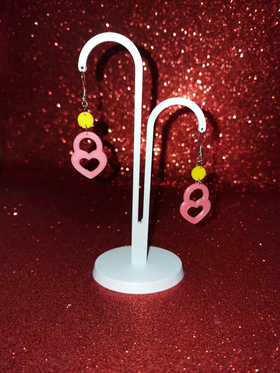 Simple heart earrings view 3