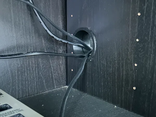 Passe-câble de bureau