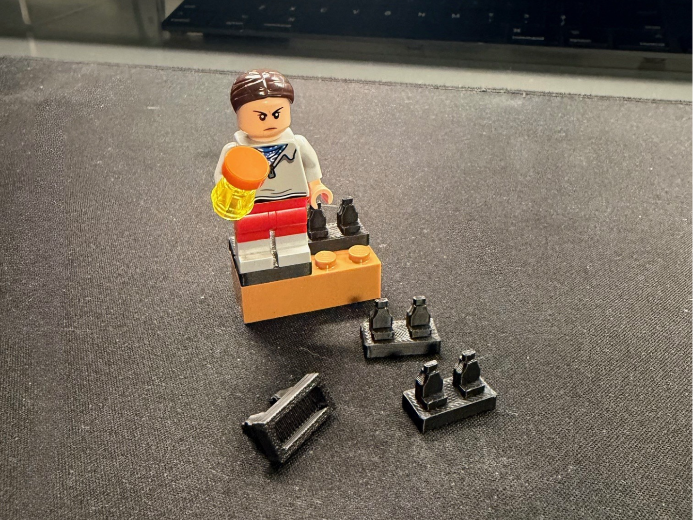 BRICK MINIFIG / MINIFIGURE DUAL MOLDED HEEL SAVER