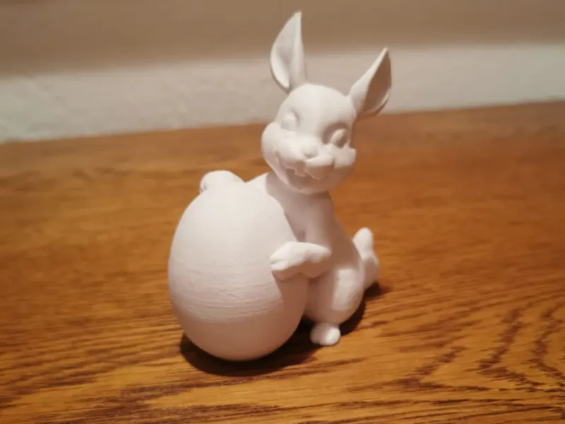 Eierbewachender Hase