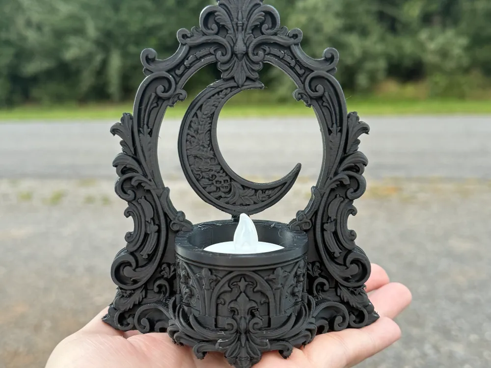 Accesorio de iluminación decorativa: Victorian Moon Tealight Holder. Referencia del modelo original.