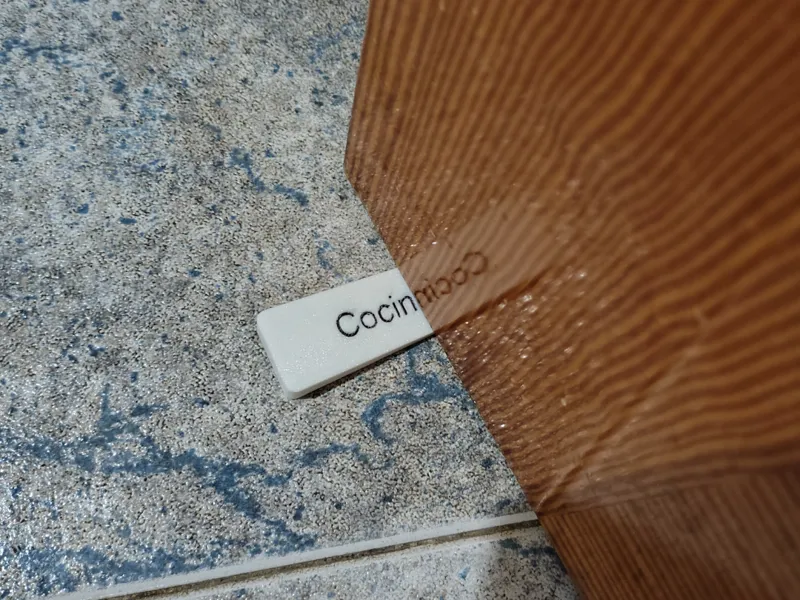 Cuña para sujetar puertas con texto