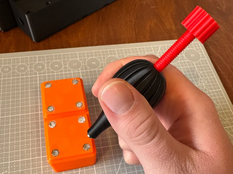 Gridfinity Magnet Setter Tool (Screw-Feed)