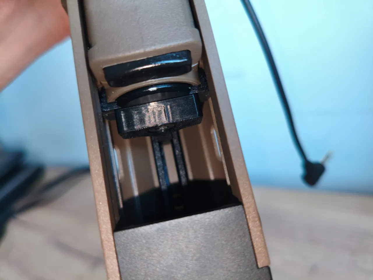 ap7 charging handle - aap01 view 3