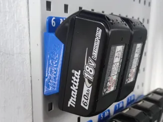 Makita Akkuhalter Lochwand mit Schild