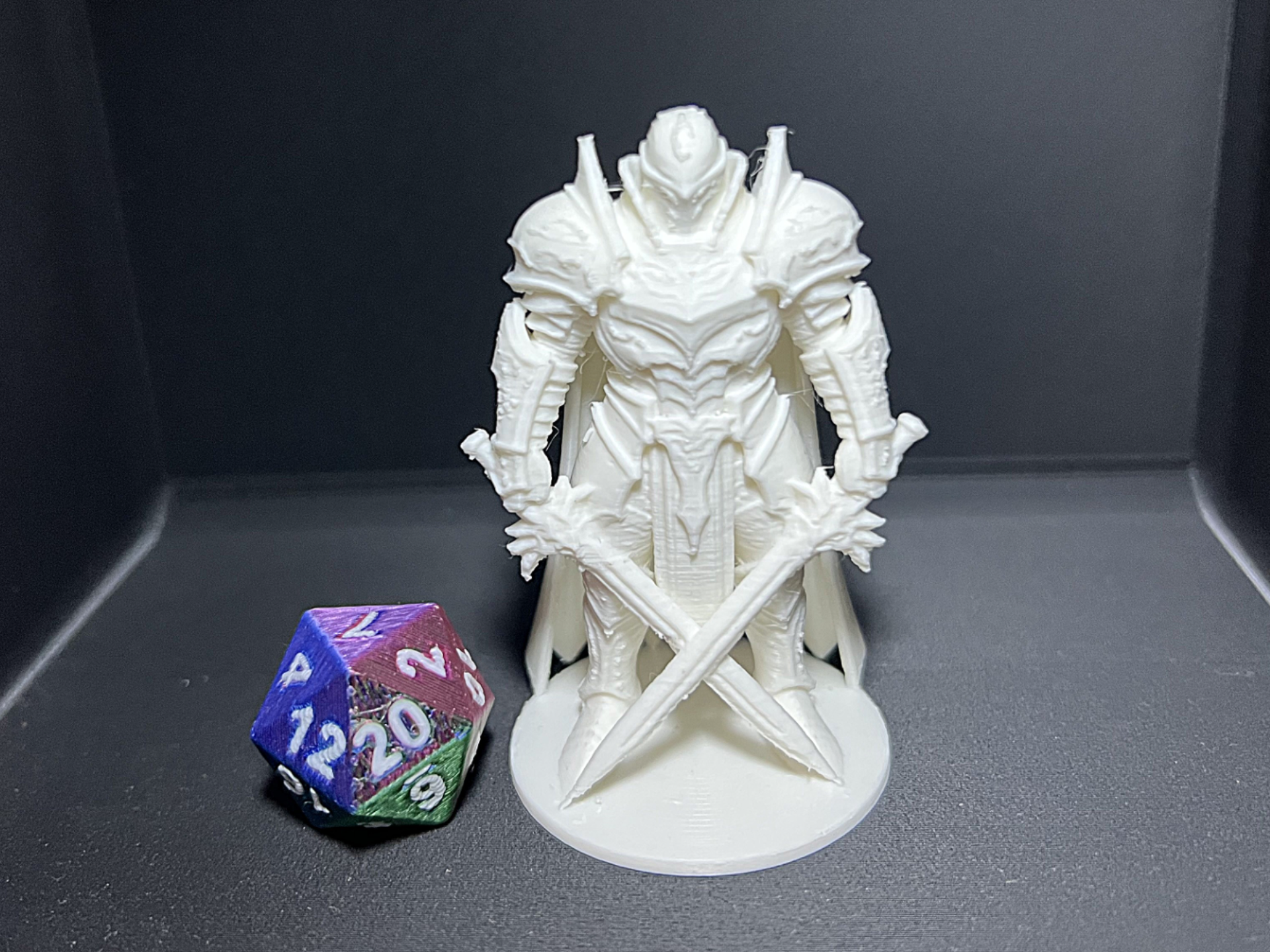 D&D-Dunkel-Element-Krieger mit 2 Schwerter