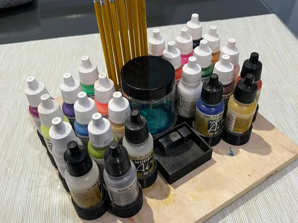 Support pour pots de peinture et pinceaux