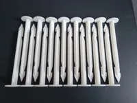 Mit Widerhaken