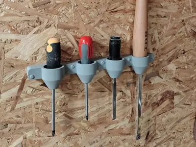 Expandable tool holder