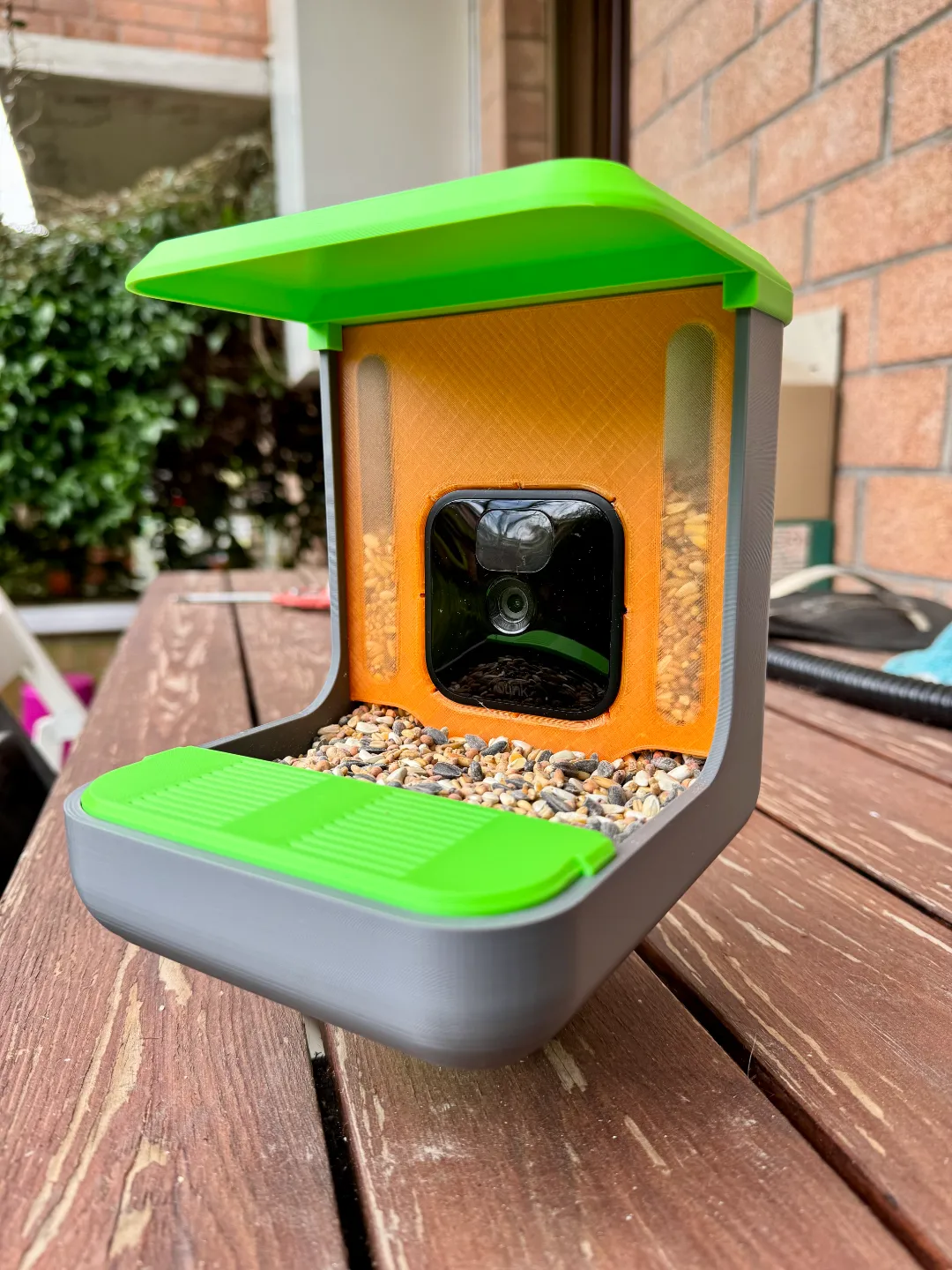 Smart Bird Feeder with Integrated Wifi Camera view 2
