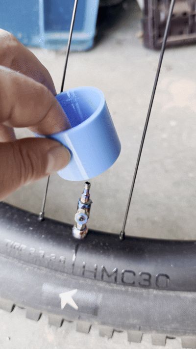 Einfüllbecher Tubeless - Filling cup tubeless milk