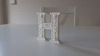 Lettre "H" décorative sur pied, style plâtre floral — photo 1