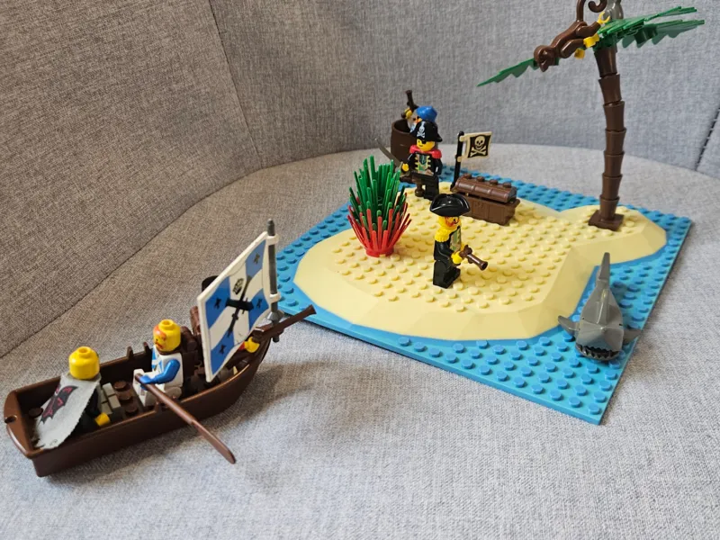 Pirate's Cove - Brick compatible baseplate (24x24)