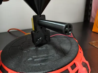 Automatic fish feeder