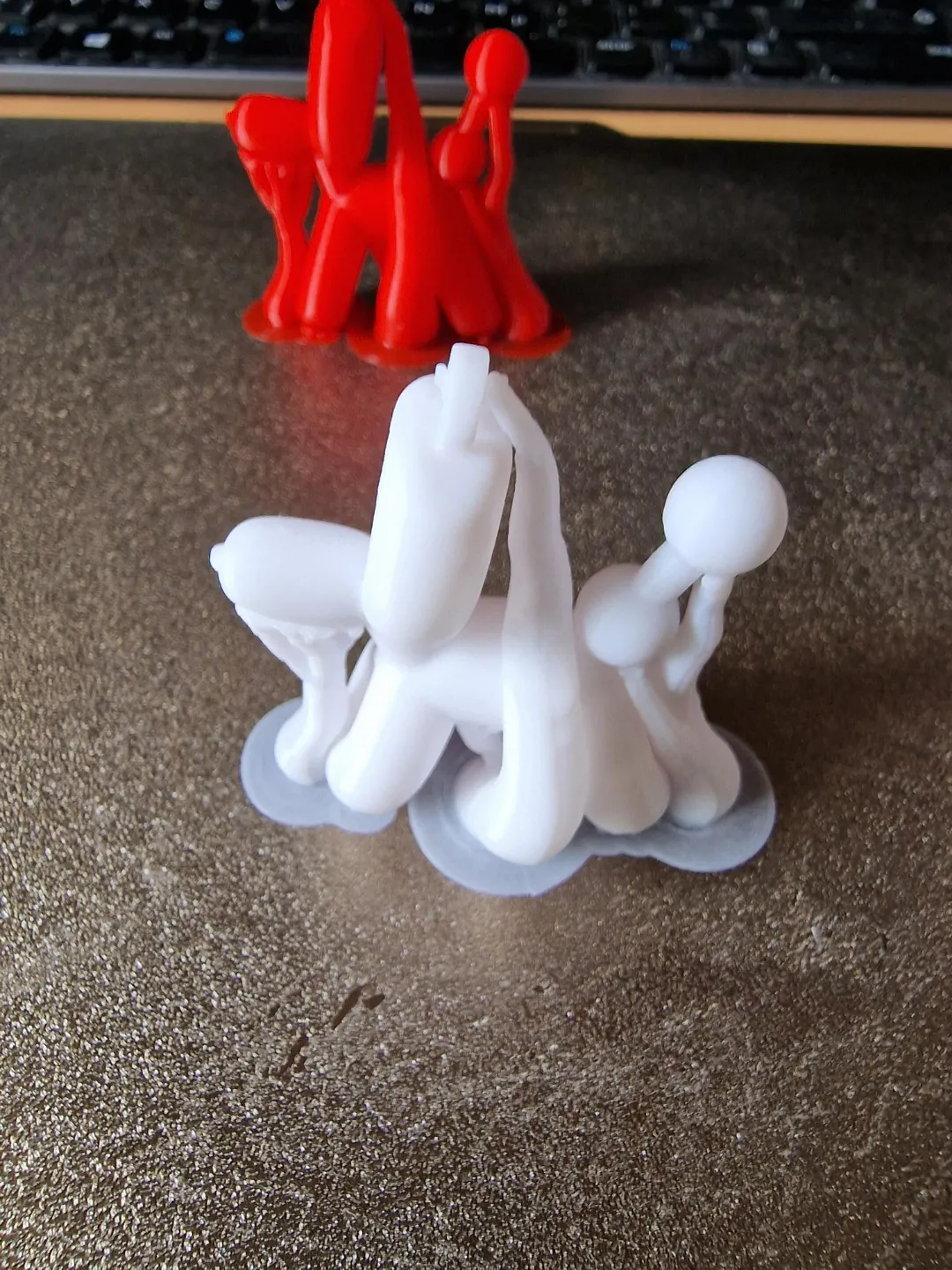 Ballon Hunde Ohrring / Balloon Dog Earring view 3