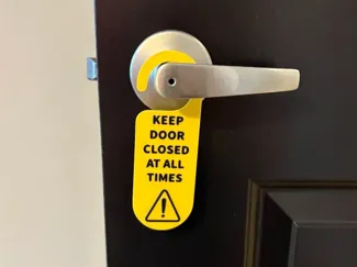 Keep door closed sign