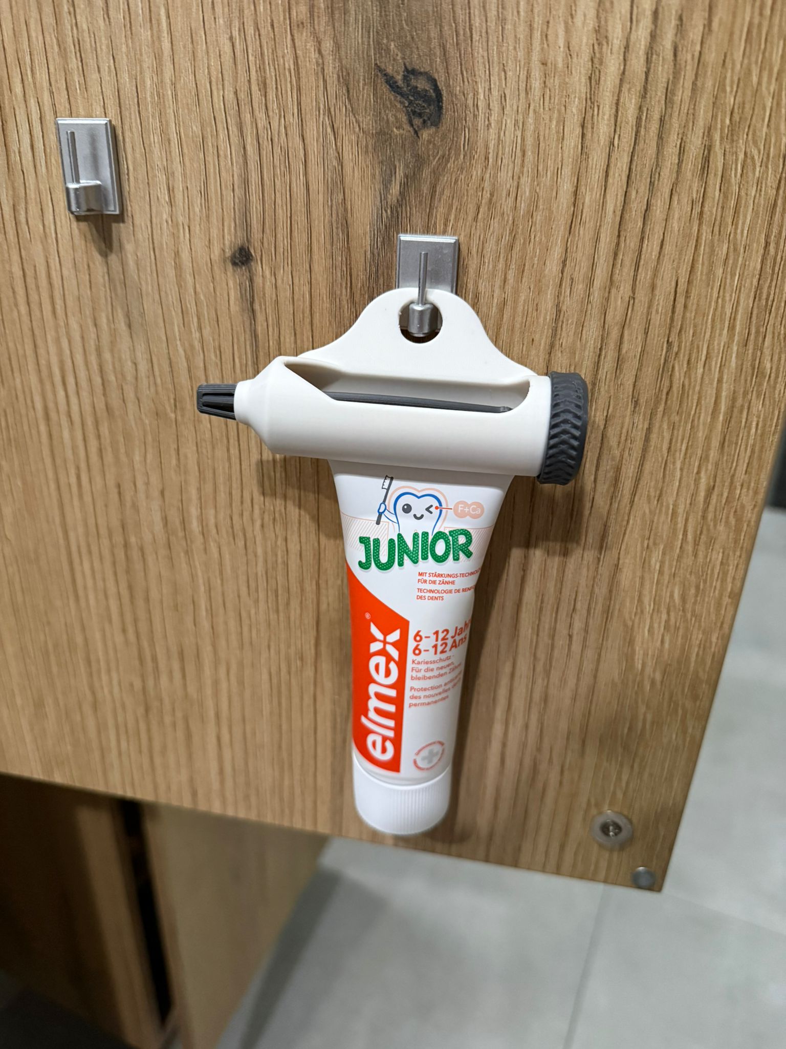 Miniatura 1 do modelo 3D Toothpaste Tube Squeezer with Hook