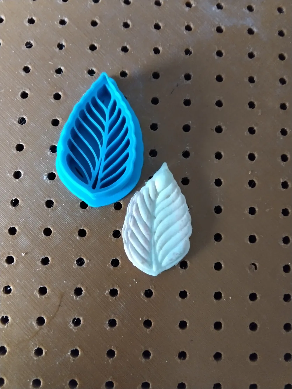 clay cutter leaf - Free 3D Print Model - MakerWorld